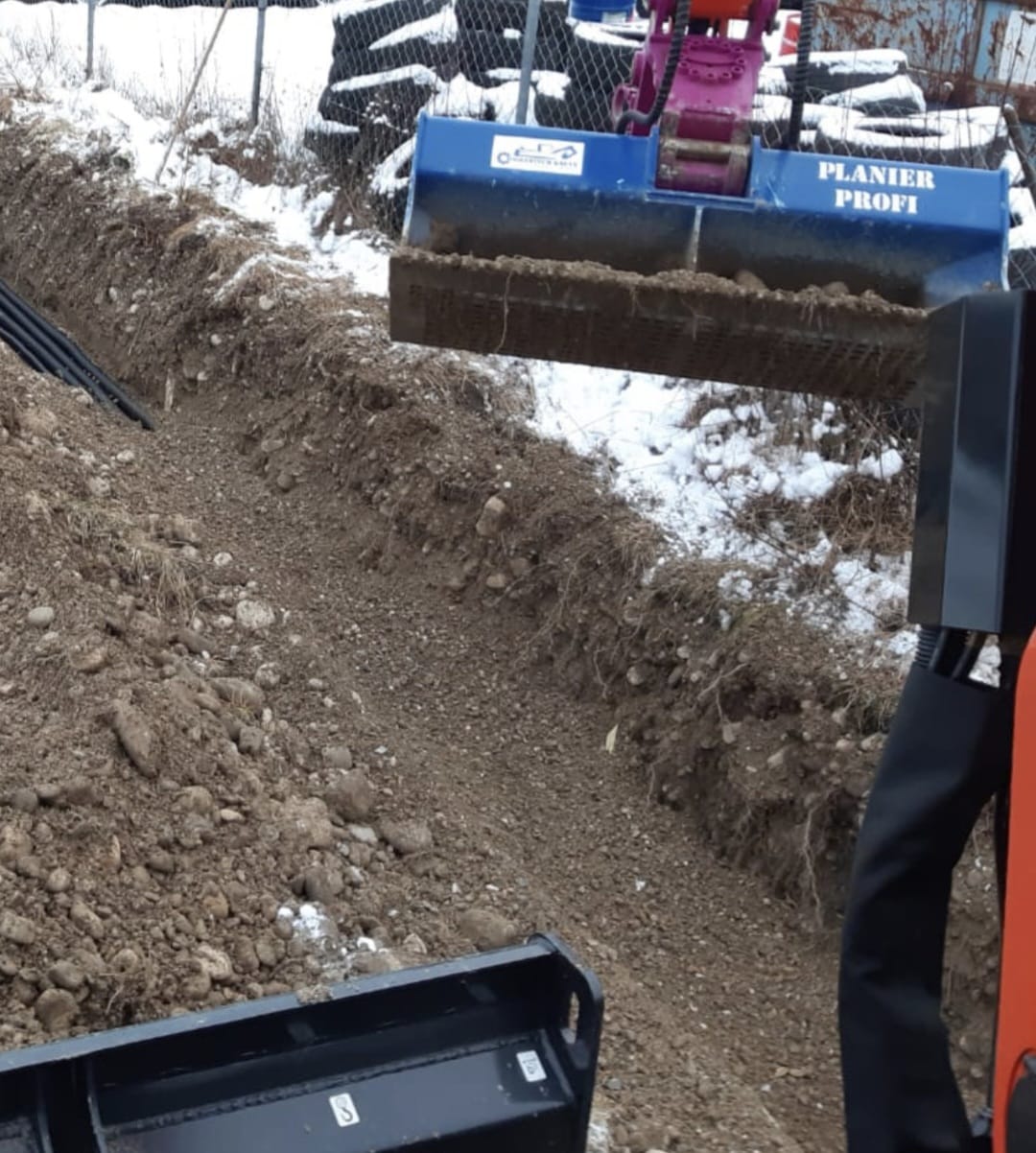 Betten von Leitungen und Kabeln — Planier Profi im Einsatz